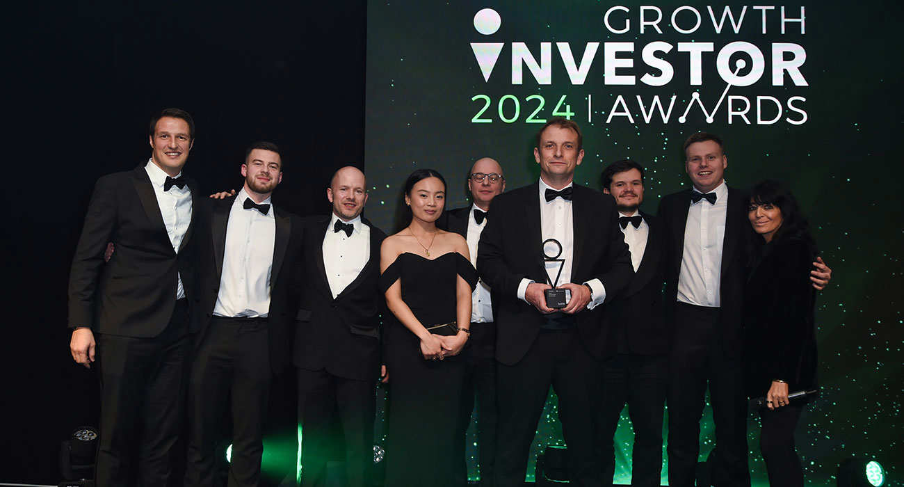Wealth Club receiving Best Investment Platform at the Growth Investor Awards 2024. L-R: Tom Dimonaco, Bayley Royle, Mark Churchill, Alyssa Francisco, presenter, Alex Davies, Sheridan Leech, Ben O’Sullivan, Claudia Winkleman